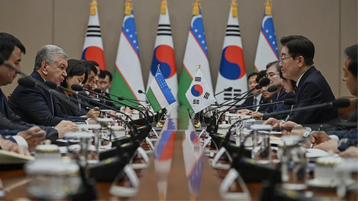 Presidents of Uzbekistan and South Korea during high-level talks in Seoul on the new US$12 billion project pipeline
